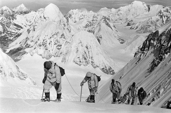 △1960年5月，中國(guó)登山隊(duì)隊(duì)員在海拔7150米的冰雪坡上行進(jìn)。