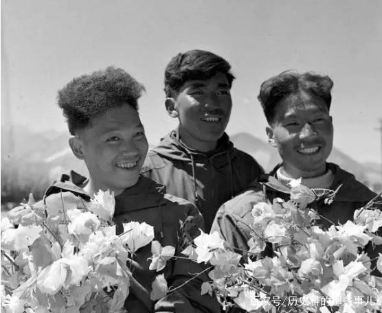 △1960年5月25日凌晨4點(diǎn)20分，中國(guó)登山隊(duì)隊(duì)員成功登上珠穆朗瑪峰。（右起）王富洲、貢布（藏族）和屈銀華。